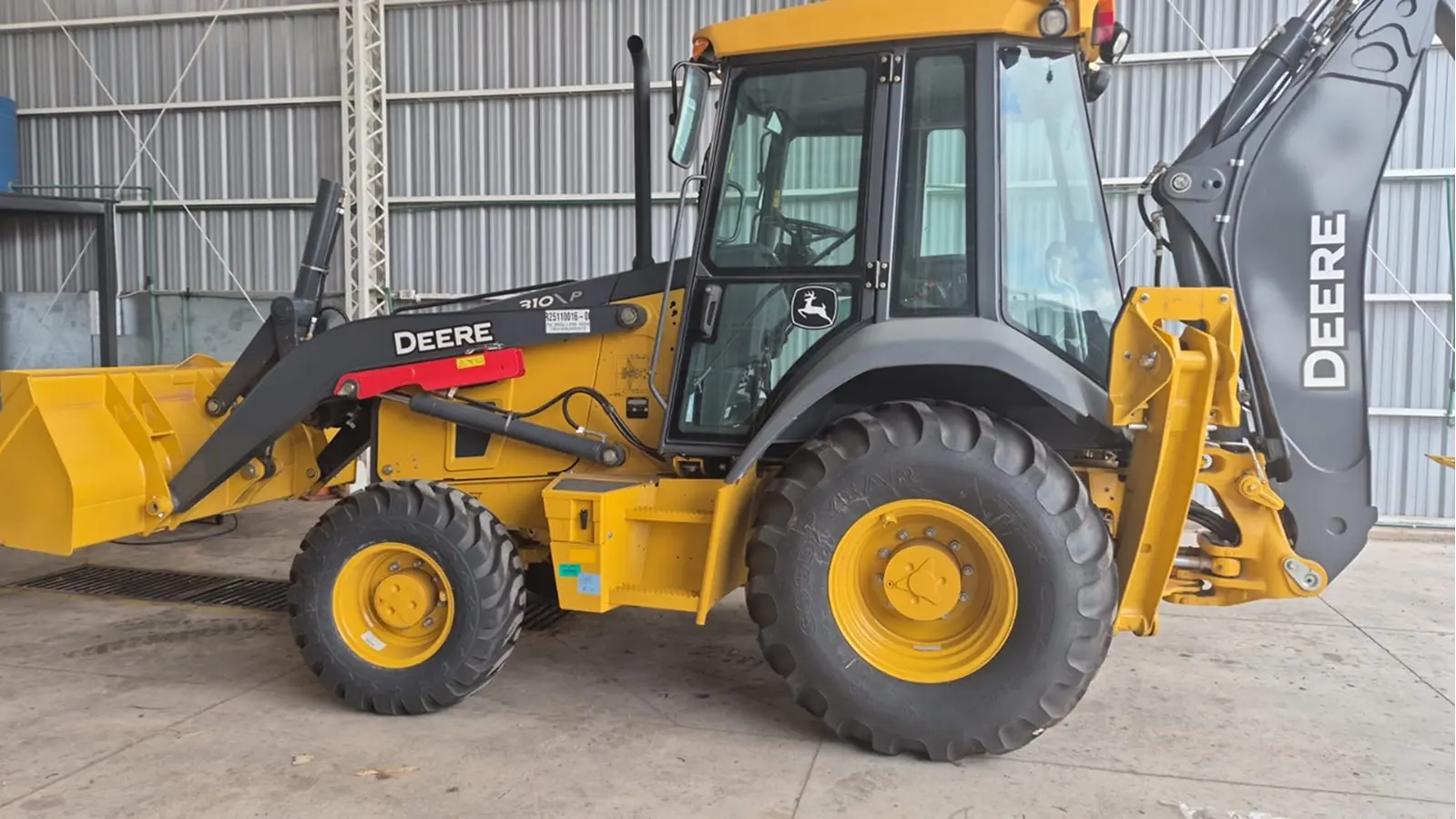 Equipo de maquinaria pesada en obra vial de la región cuyana